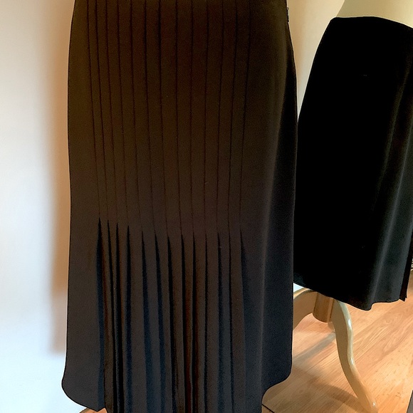 Lauren by Ralph Lauren black pleated skirt. Size 8 - Picture 1 of 5